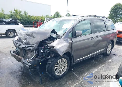 2013 Toyota Sienna Xle V6 8 Passenger z USA, uszkodzony, nr VIN 5TDYK3DC8DS357402